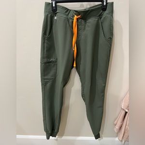 Figs Zamora Joggers medium regular, color moss green